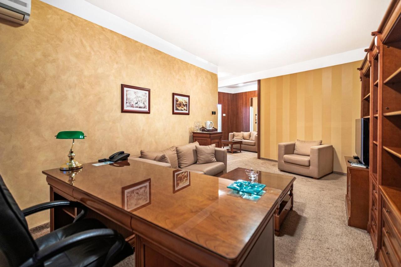The Regent Club Hotel Ni Kültér fotó